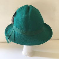 Hey Tiger Louisville Kentucky // Vintage Emerald Green Wool Hat with Ribbon Hatband and Feathers