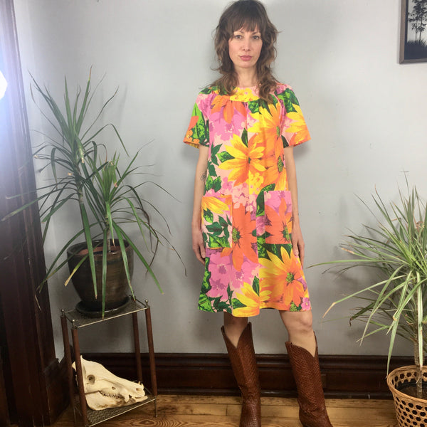 Vintage 60s 70s floral Smock Knee length MuMu dress // one size – Hey Tiger Vintage 60s 70s floral Smock Knee length MuMu dress // one size – Hey Tiger